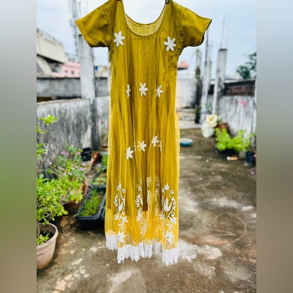 Dresses & Skirts - Pretty green anarkhali dress with white flowers and lace on the bottom. - Size M